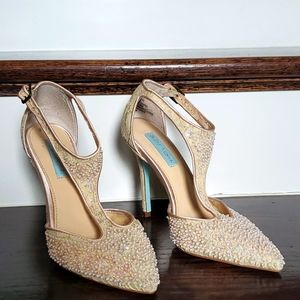 Betsy Johnson, Size 9 and Ivory/Cream Pumps